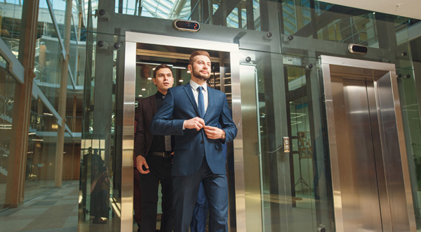 老人小孩也能自動解困，電梯安全“easy go”