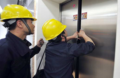 當電梯突然停電或出現故障