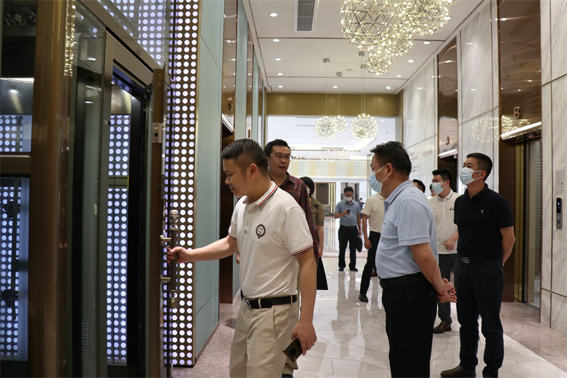 看了六層樓電梯價格表，業主馬上決定選擇辛格林電梯！